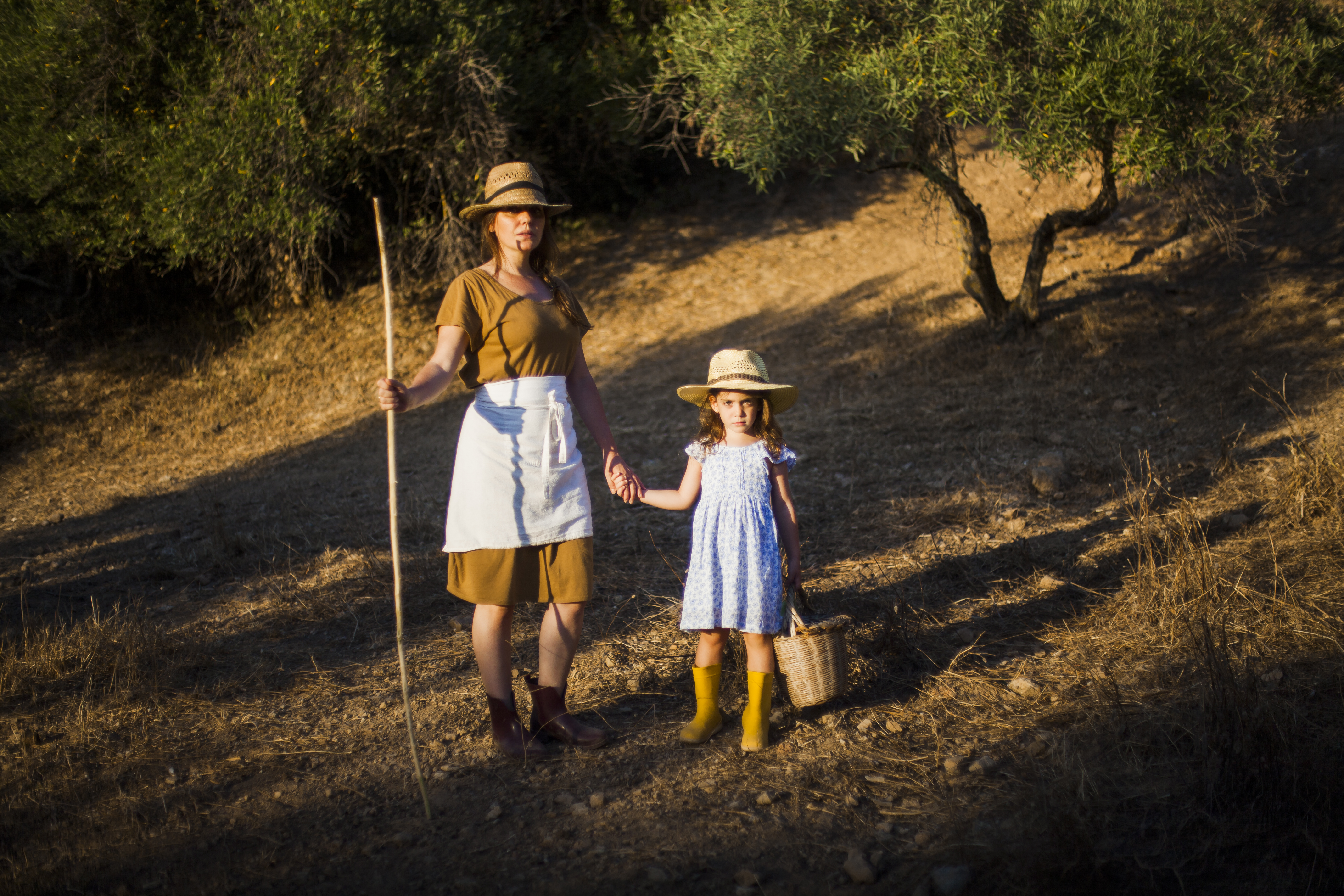 Γιαγιά και εγγόνι στο πεδίο